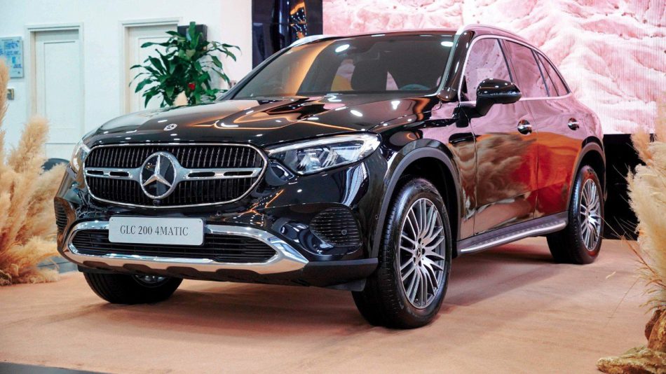 Phần đầu xe được thiết kế lại với các đường nét cấp tiến hơn.